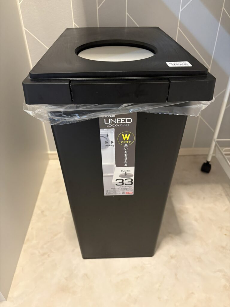 ユニードのプッシュ式ゴミ箱。オムツの臭い漏れを防ぐWパッキン構造