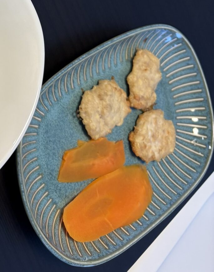離乳食用に作った薄切りにしたにんじんと、鶏肉と豆腐のナゲット