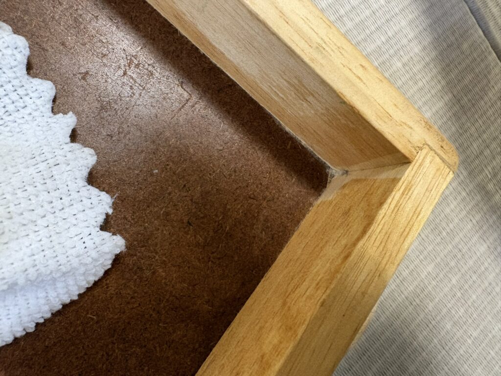 積み木の箱の隅にある埃
