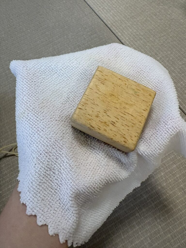 マイクロファイバークロスで積み木を拭いている様子