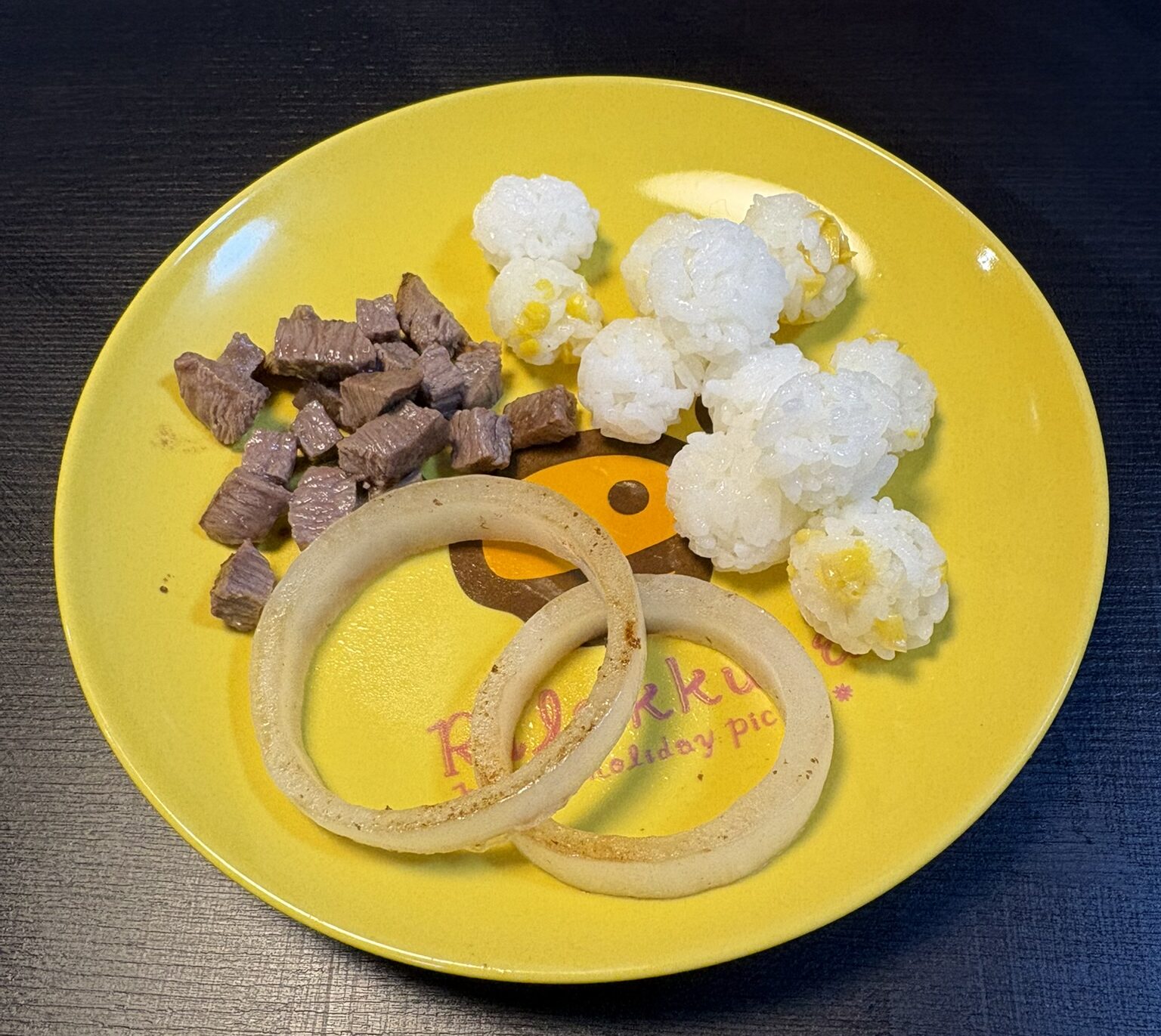 離乳食用に準備したおにぎり、玉ねぎ、切った牛肉