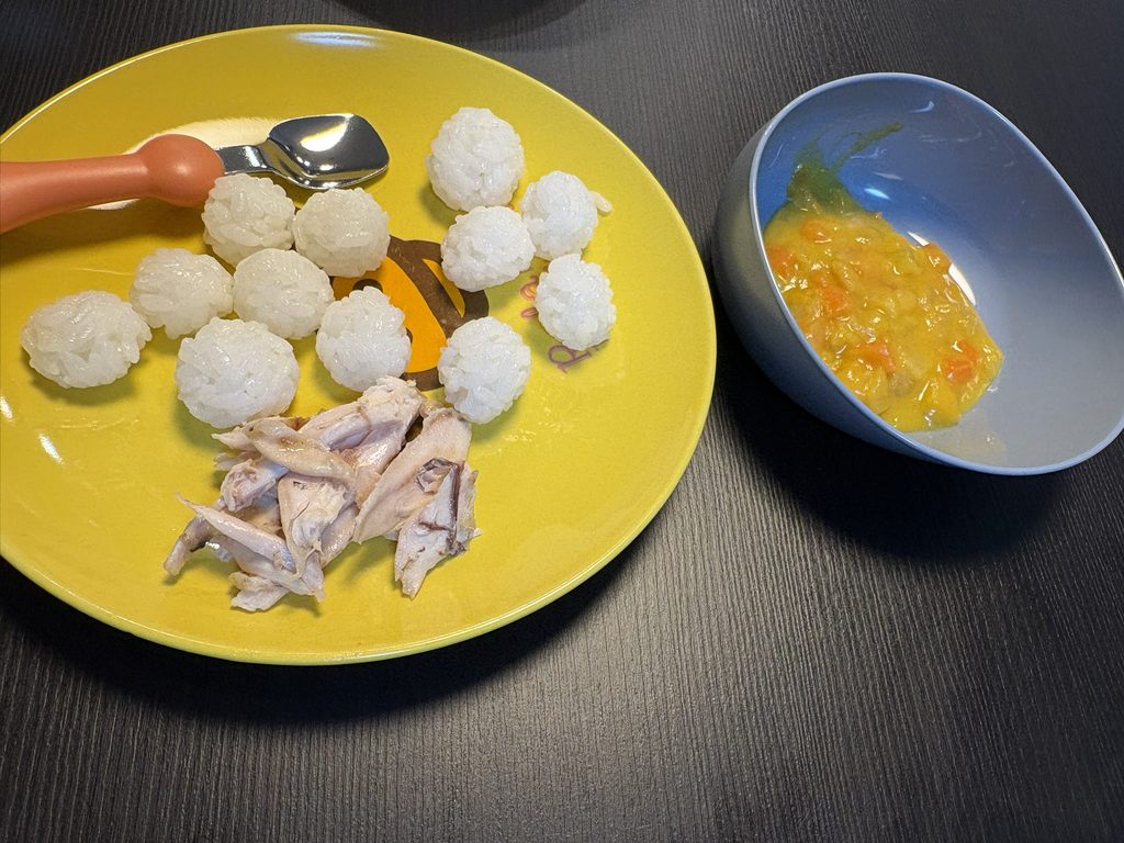 かぼちゃスープを取り分けした1歳児の食事