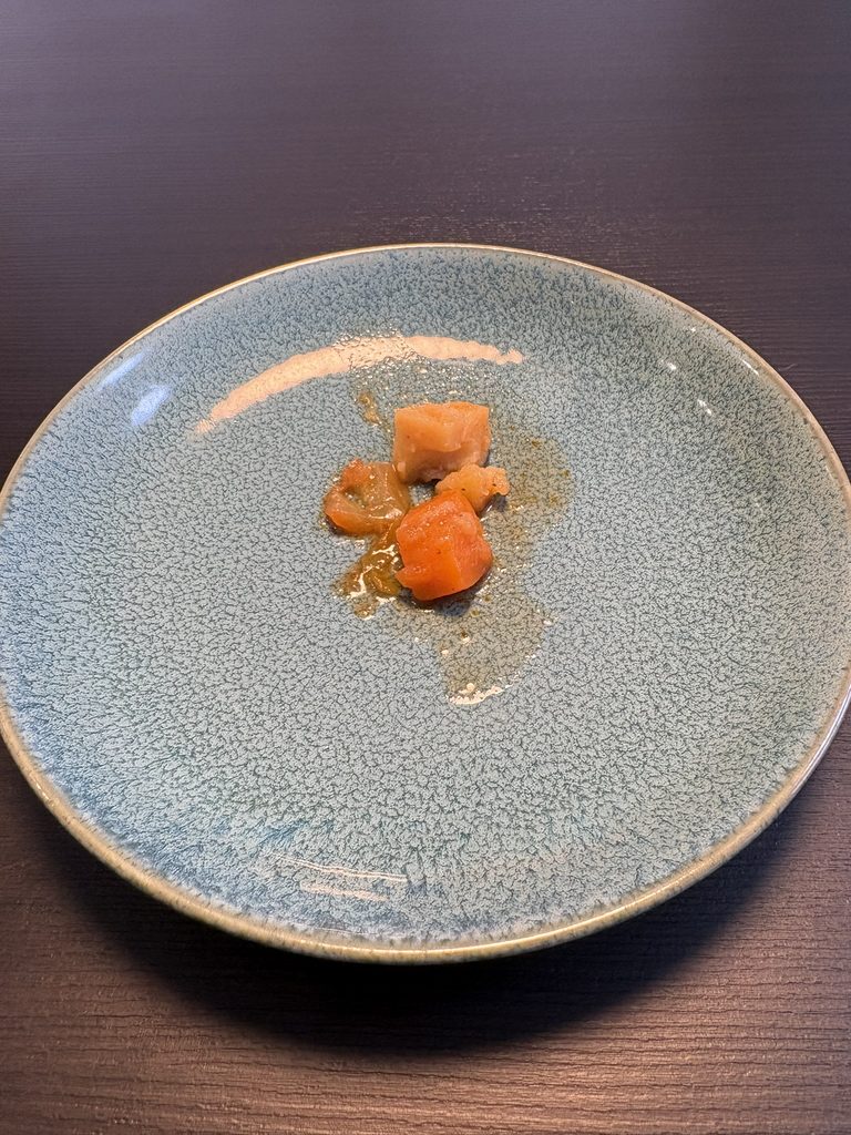 かぼちゃスープの具材（玉ねぎ・にんじん・じゃがいも・キャベツ）を皿に取り出して箸で柔らかさを確認した写真
