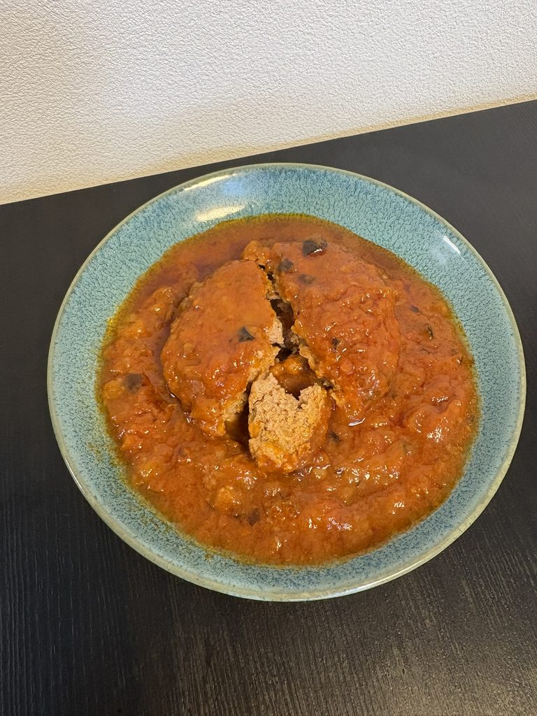トマトの煮込みハンバーグの断面の写真