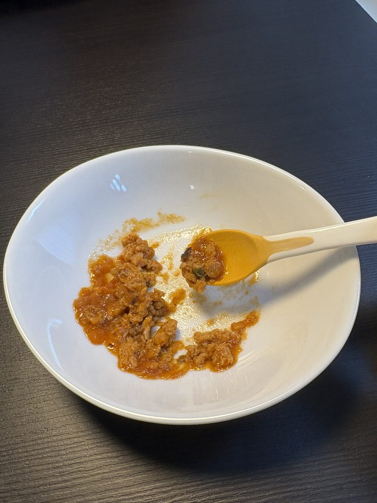 マッシャーで潰してペースト状にしたトマトの煮込みハンバーグの写真