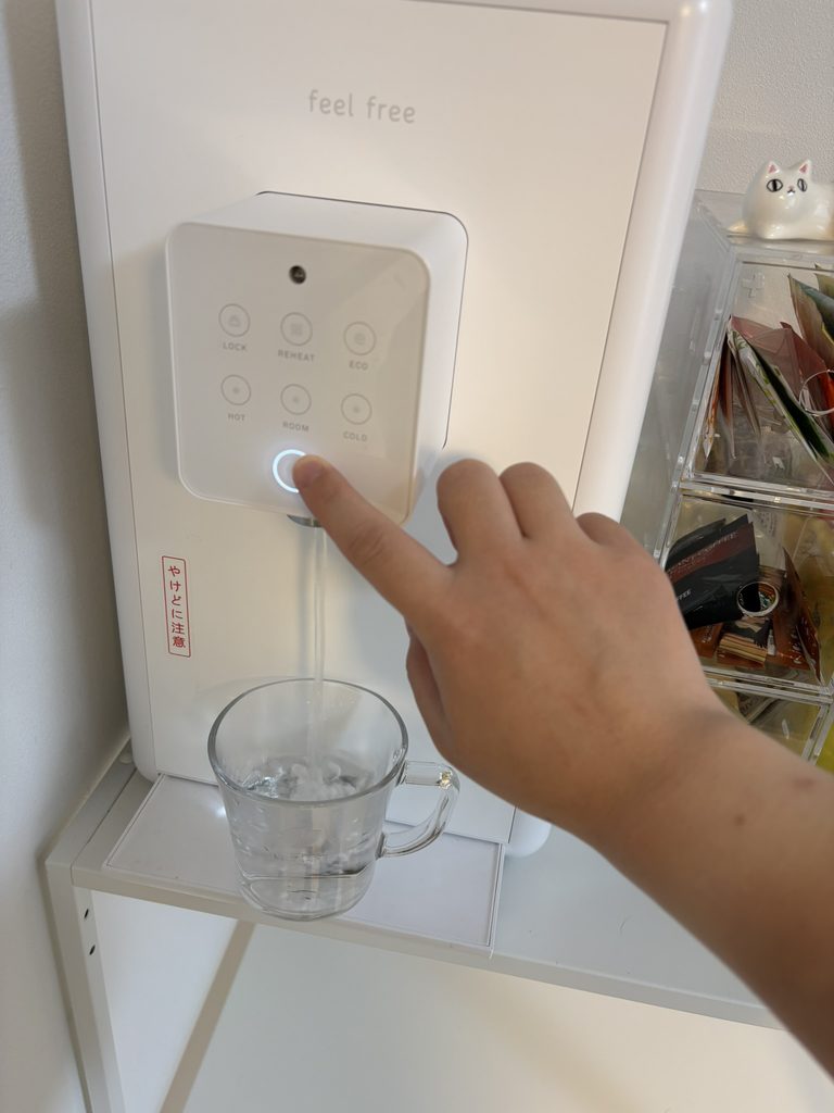 ウォーターサーバー putio お湯をコップに注いでいるところ