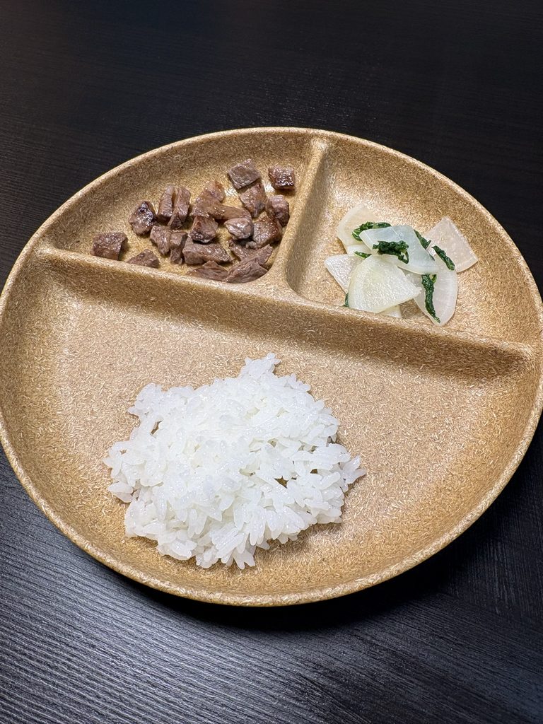 1歳の食事を、無印のヤシの端材を使った仕切りプレートに盛り付けた写真。