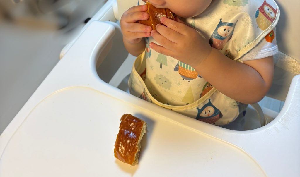 もったいないクール便のロールパンを両手で持って食べる子ども